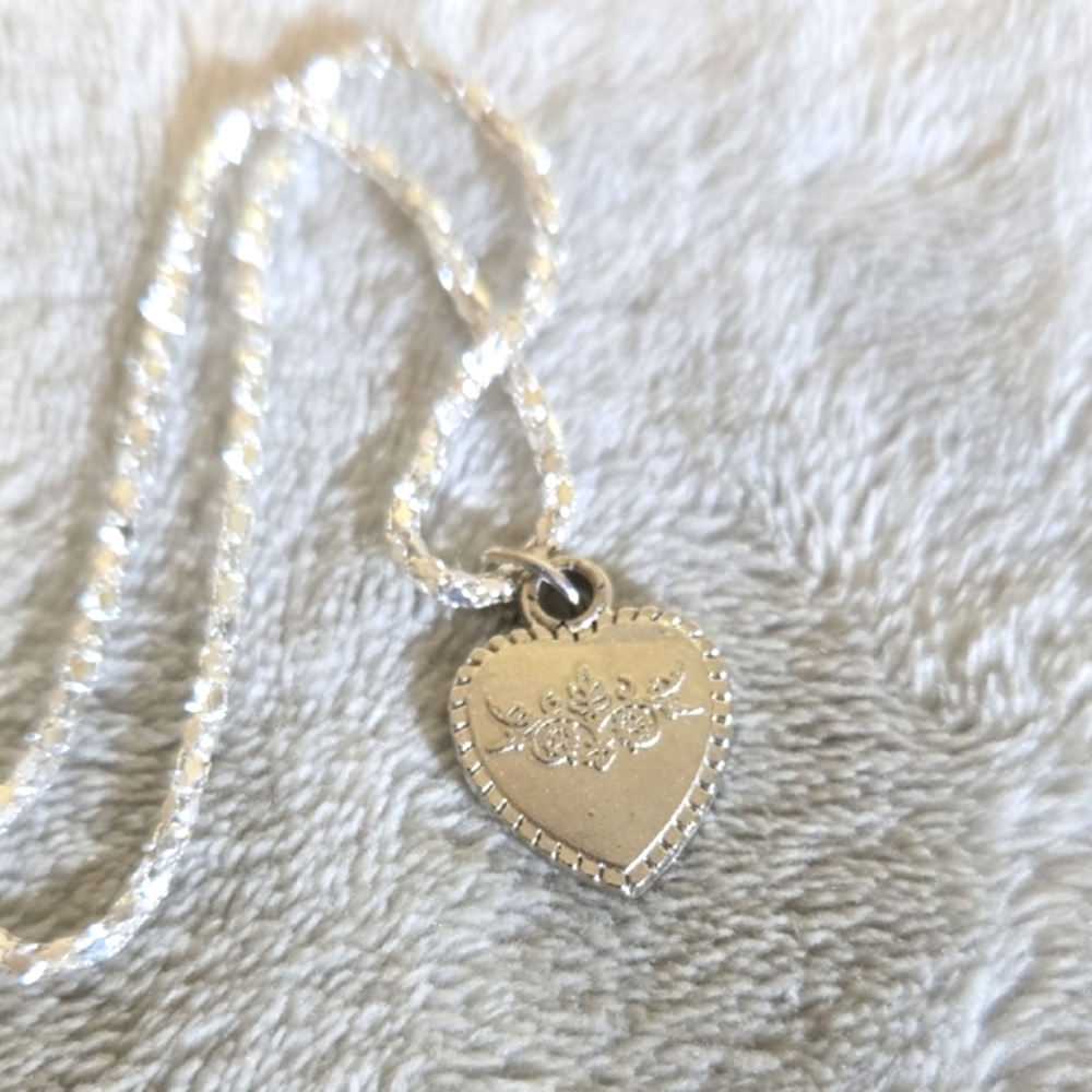 #555 Silver Tone Heart Pendant Necklace 10 Inches - Picture 3 of 3